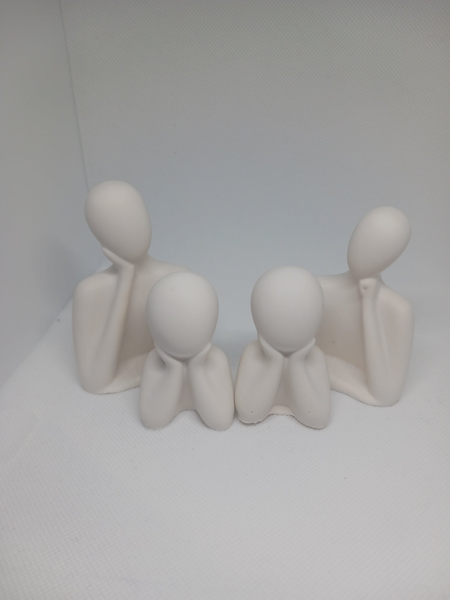 Familie Figur – Håndlavet Dekoration i Jesmonite