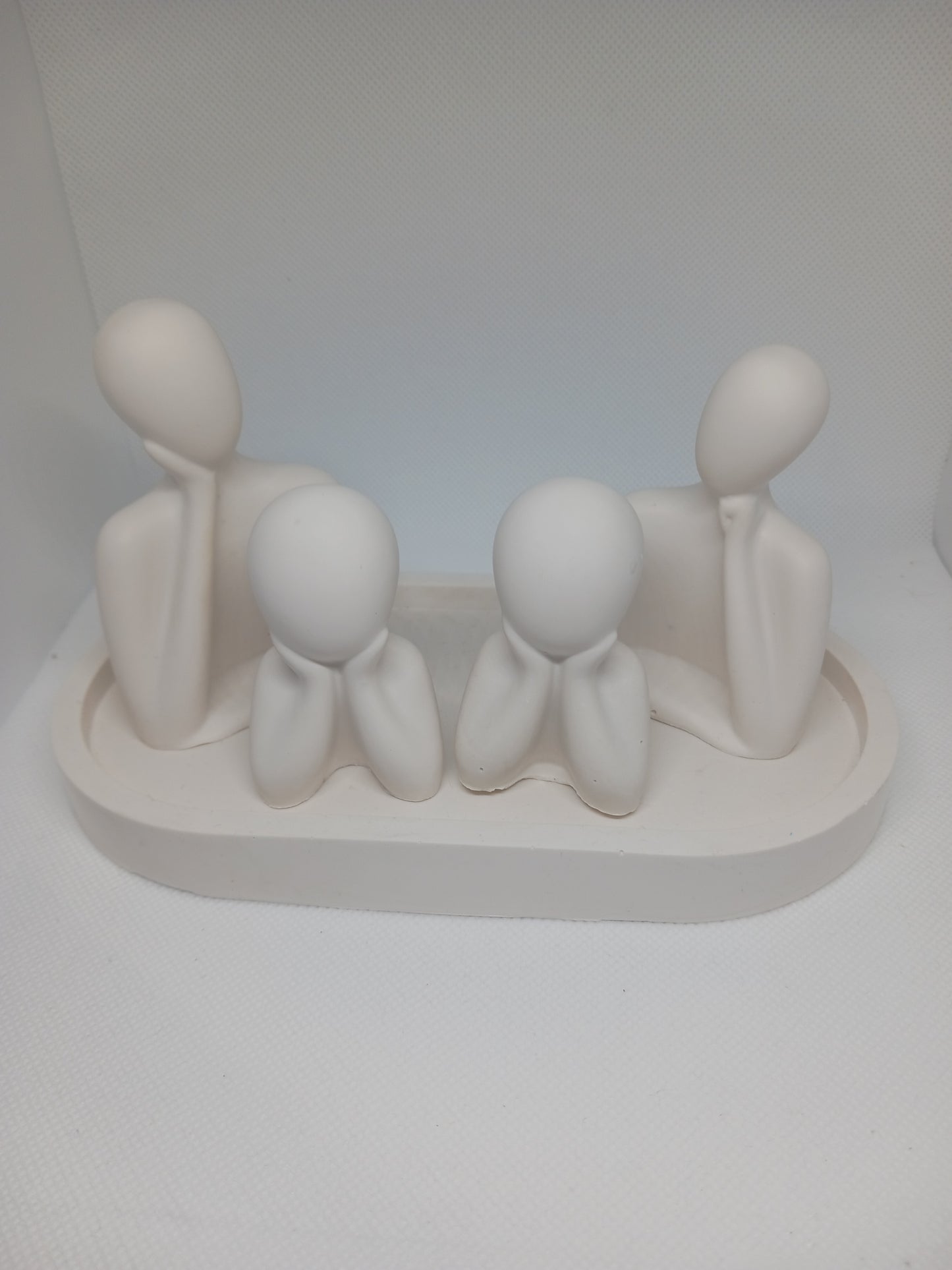 Familie Figur – Håndlavet Dekoration i Jesmonite