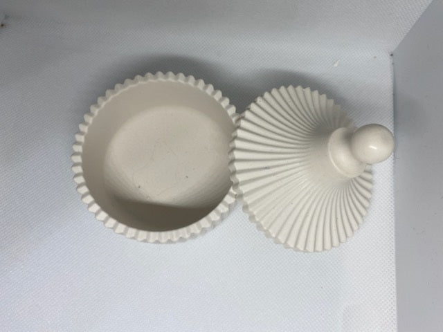 Håndlavet stribet opbevaringsbeholder i jesmonite med låg – perfekt til smykker, nøgler eller småting, skandinavisk design fra Hygge Home by ViV.