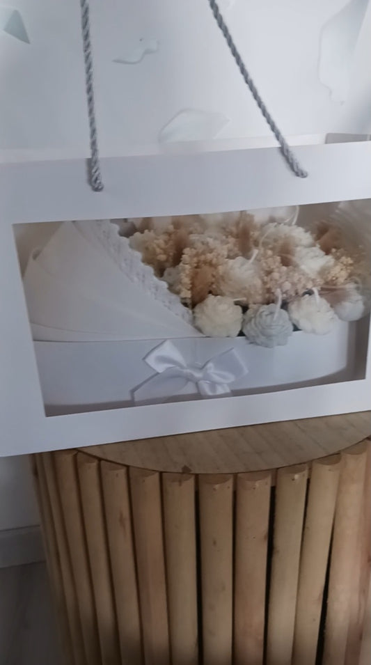 Dekorativ babykurv i sojavoks med gavepose
